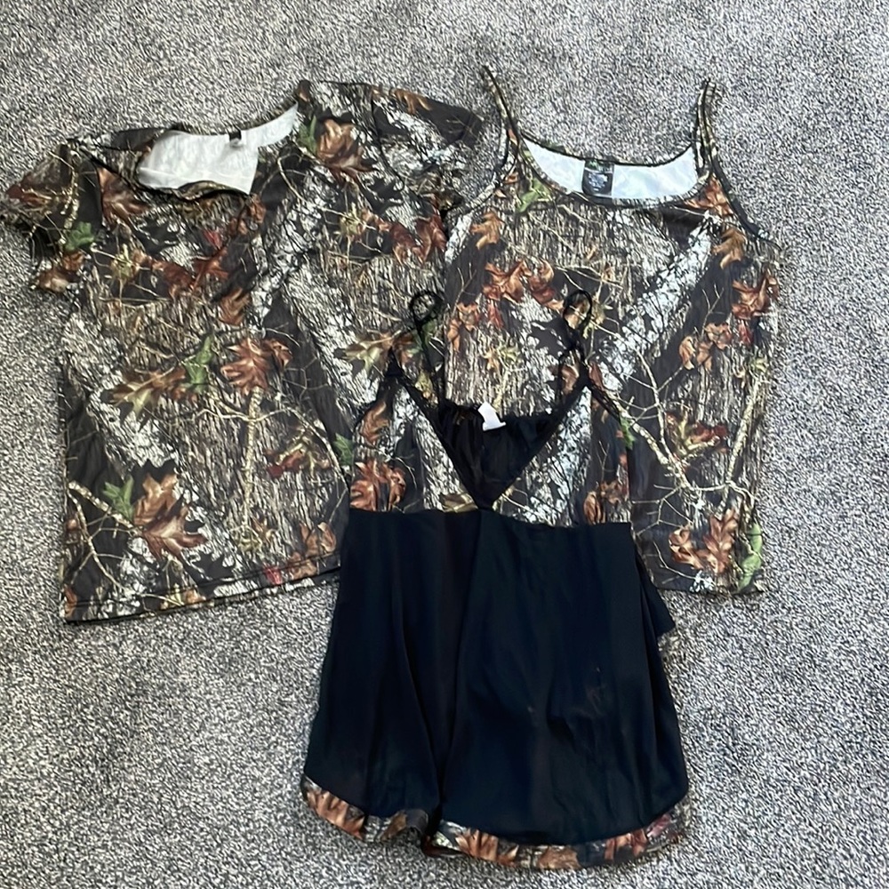 Camo wear medium and large brand is wilderness dreams